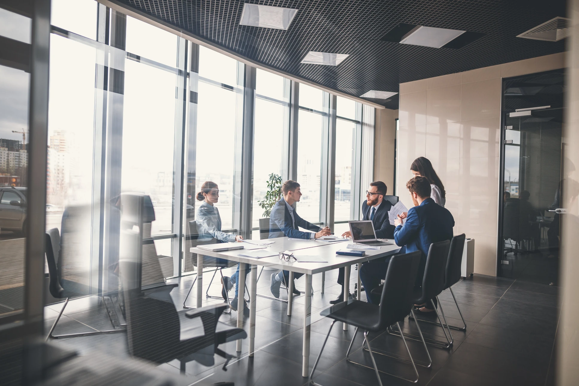 Équipe d'entreprise et responsable lors d'une réunion