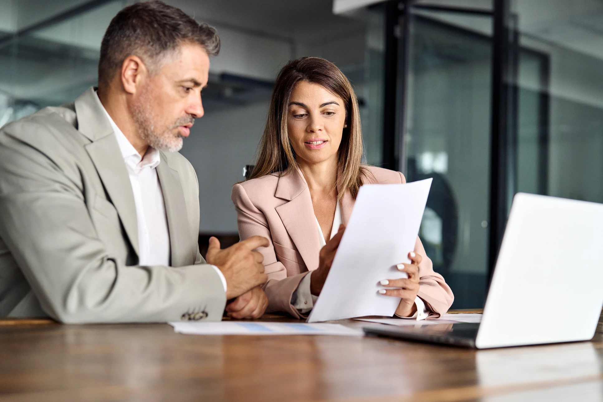 Scène de consultation professionnelle en intérieur