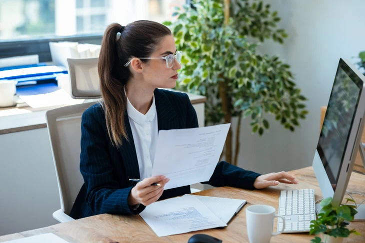 Brunette, représentante du service à la clientèle féminine dans un casque, consulte les clients en ligne