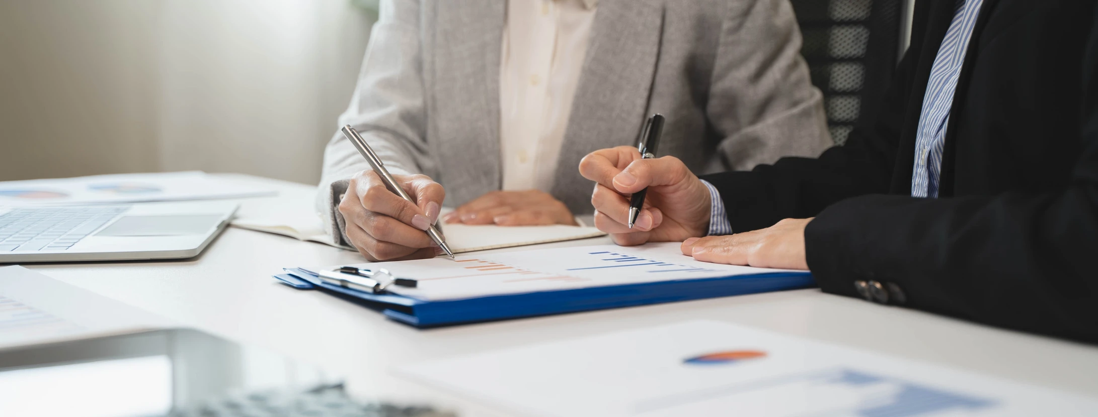 Expert-conseil en investissement d'entreprise analysant le bilan du rapport financier annuel de l'entreprise en travaillant avec des graphiques de documents