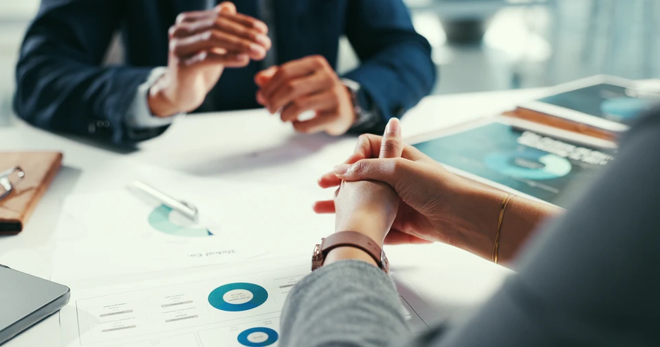 Personne en chemise blanche consultant un contrat dans un bureau moderne