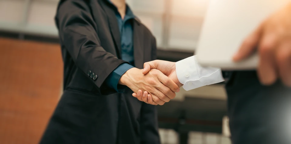Scène de bureau avec deux personnes en costume lors d'une réunion professionnelle